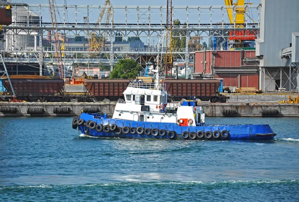 拖船和港口货物起重机 — 图库照片