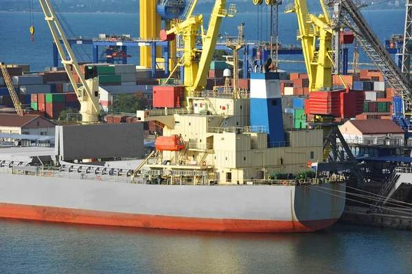 Bulk Cargo Schiff unter Hafenkran — Stockfoto