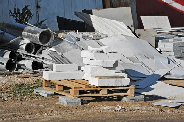 Empilement de briques et déchets de matériaux — Photo