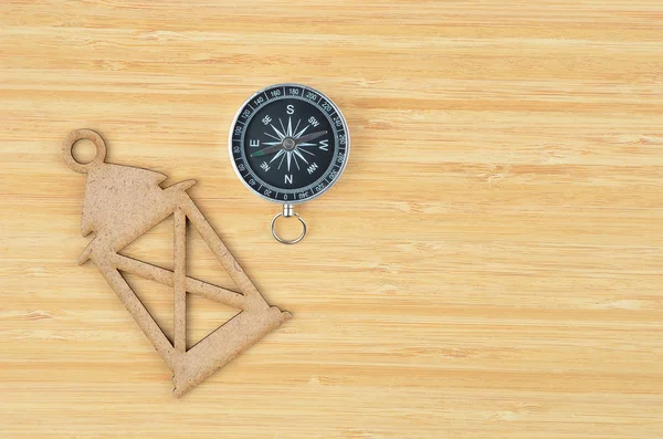 Игрушечный деревянный фонарь и компас — стоковое фото