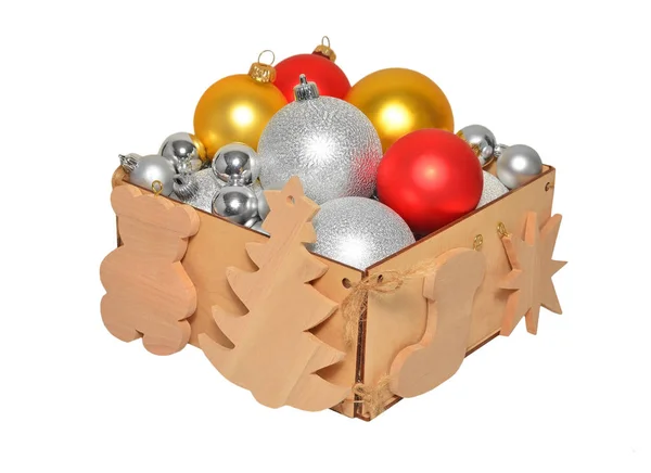 Holzkiste mit Christbaumkugeln — Stockfoto