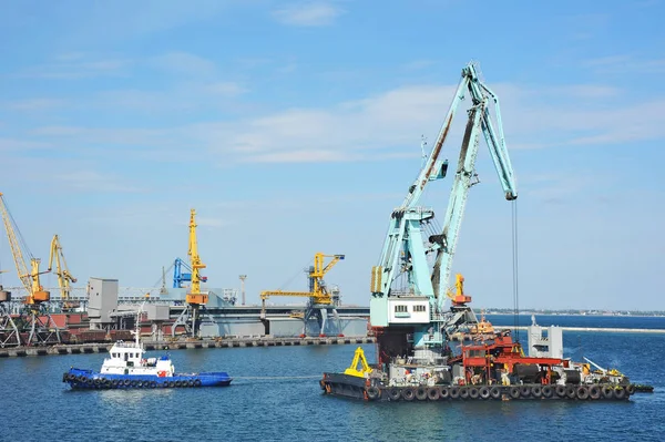 Buque remolcador asistiendo grúa de carga flotante —  Fotos de Stock