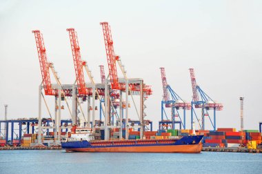 toplu yük gemisi liman vinç altında