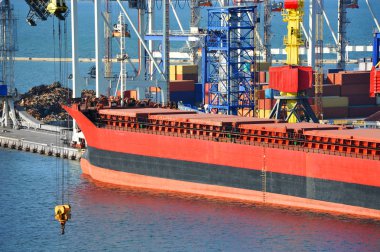 toplu yük gemisi liman vinç altında