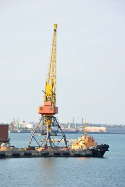 Römorkör ve bağlantı noktasına kargo vinç