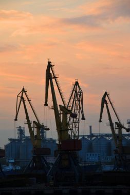 gün batımında Port kargo vinç