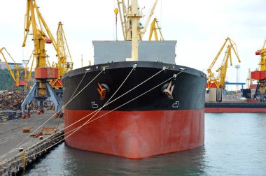 toplu yük gemisi liman vinç altında