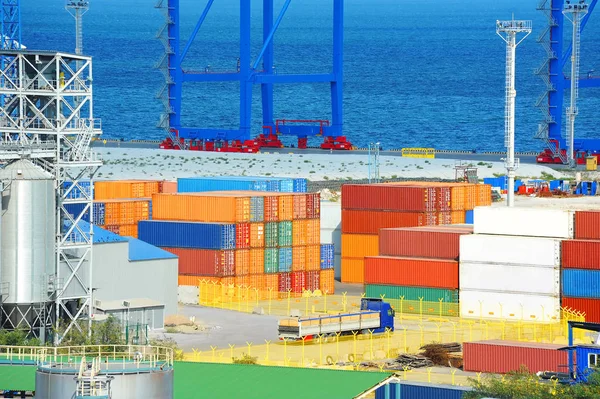 Port rakomány daru és konténer — Stock Fotó