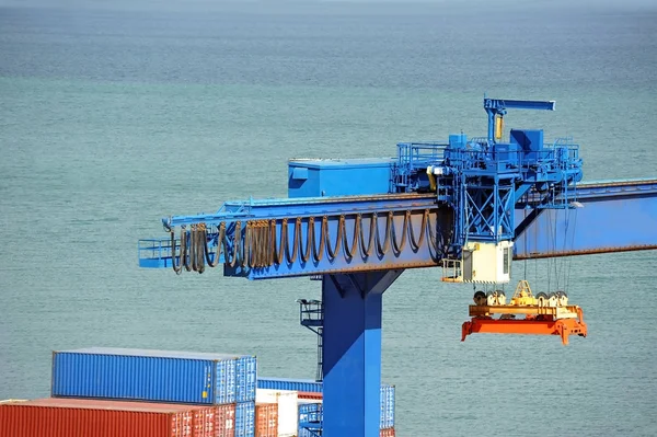 Havnefragtkran og container - Stock-foto