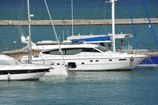 Motor yacht in jetty — Stock Photo, Image