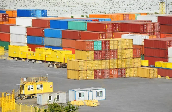 Cargo container in de haven — Stockfoto