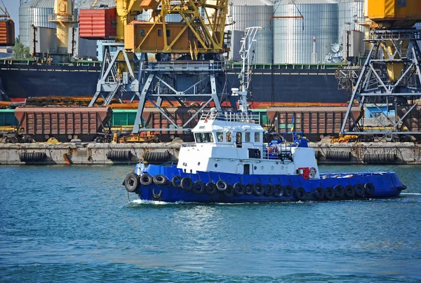 Remorqueur et grue à cargaison portuaire — Photo