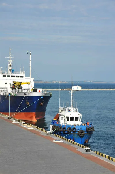 Bulk and supply carrier — Stock Photo, Image