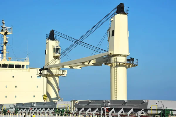 Lading kranen op bulker — Stockfoto