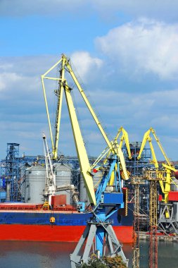 toplu yük gemisi liman vinç altında