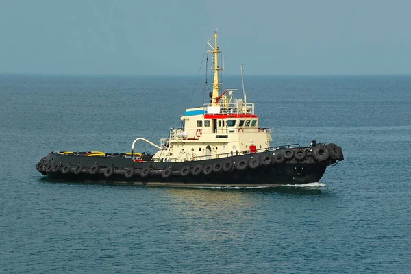 Sleepboot in de kade van de haven — Stockfoto