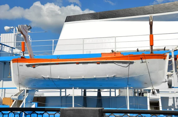 Veiligheid reddingsboot op het dek van het schip — Stockfoto