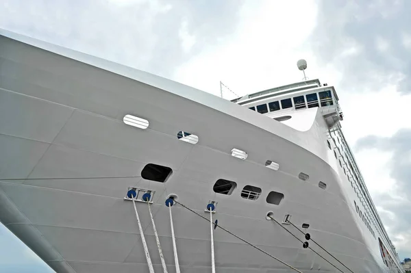 Cruise travel ship in port — Stock Photo, Image