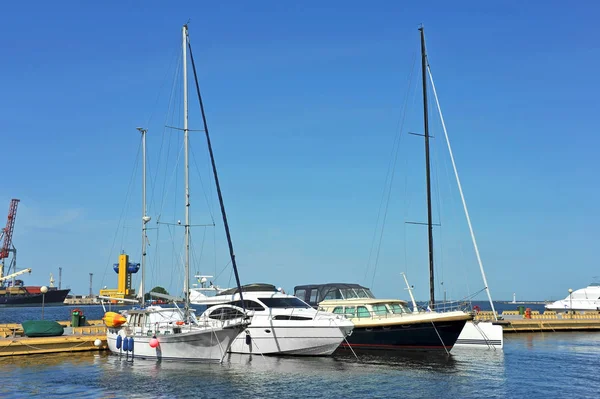 Motorjacht im Steg — Stockfoto