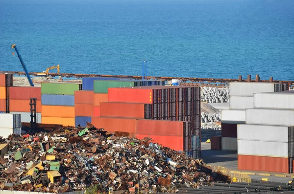 Metallskrot, behållare och röret i hamn — Stockfoto