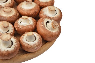 Ahşap tahta üzerinde champignon (gerçek mantar)