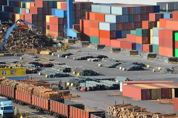 集装箱、 木材、 火车在港口 — 图库照片
