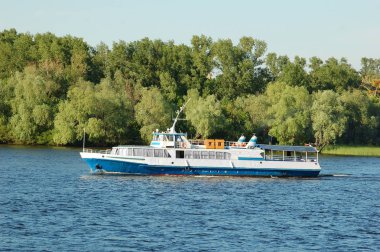 barco de motor viaje río