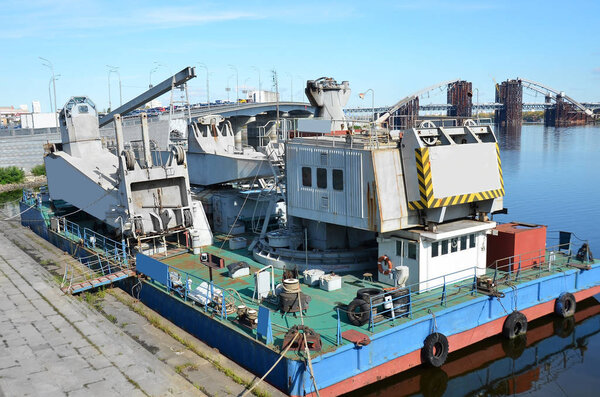 Floating cargo crane