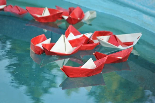 Papier schip in water — Stockfoto