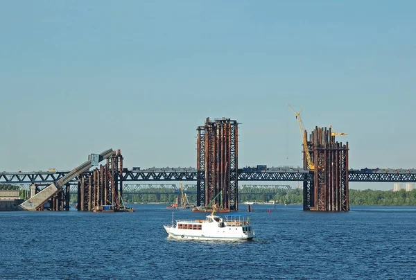 Puente sitio de construcción y barco — Foto de Stock