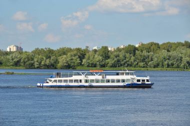 barco de motor viaje río