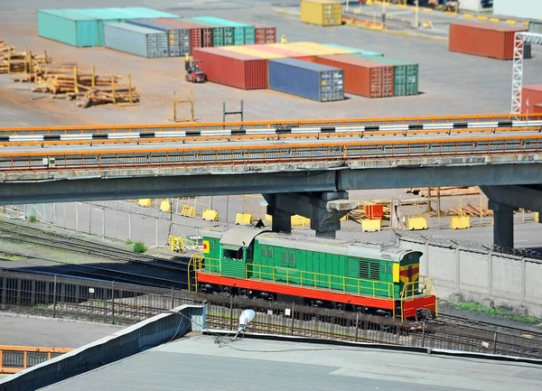 Locomotiva no porto — Fotografia de Stock