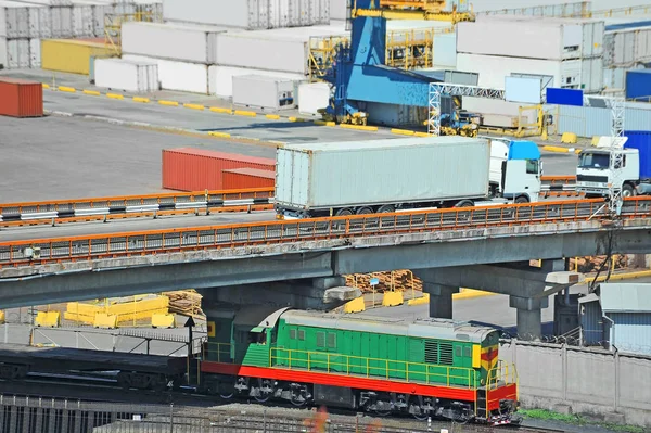 Locomotiva e caminhão — Fotografia de Stock