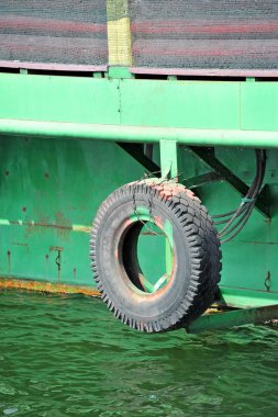 Lastik olarak fender pier üzerine