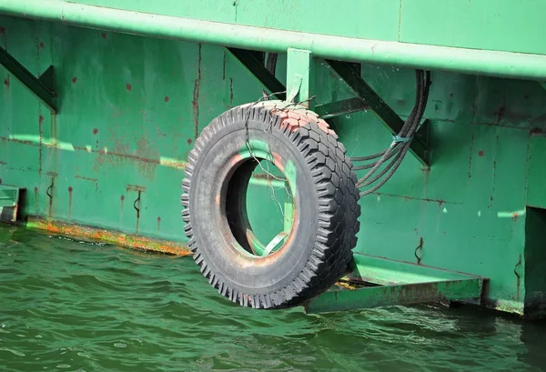 Lastik olarak fender pier üzerine — Stok fotoğraf