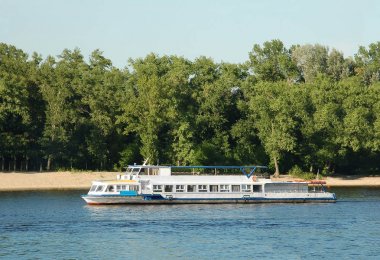 barco de motor viaje río