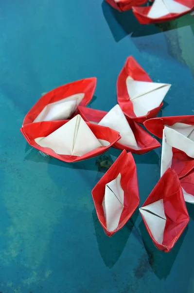 Papírová loď na vodě — Stock fotografie