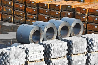 Parke taşı ve haddelenmiş metal bağlantı noktası