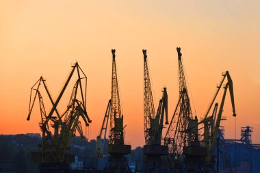 gün batımında Port kargo vinç