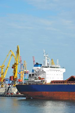 toplu yük gemisi liman vinç altında
