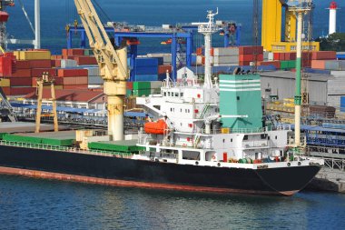 toplu yük gemisi liman vinç altında