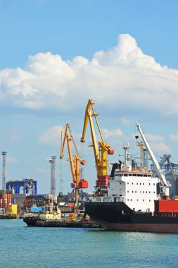 toplu yük gemisi liman vinç altında
