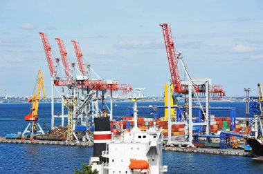 toplu yük gemisi liman vinç altında