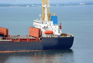 toplu yük gemisi liman vinç altında