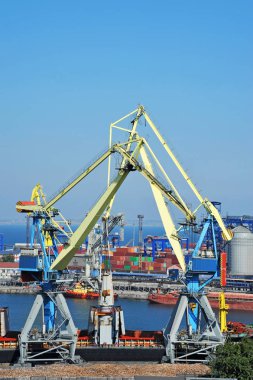 toplu yük gemisi liman vinç altında