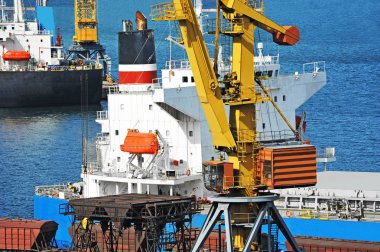 toplu yük gemisi liman vinç altında