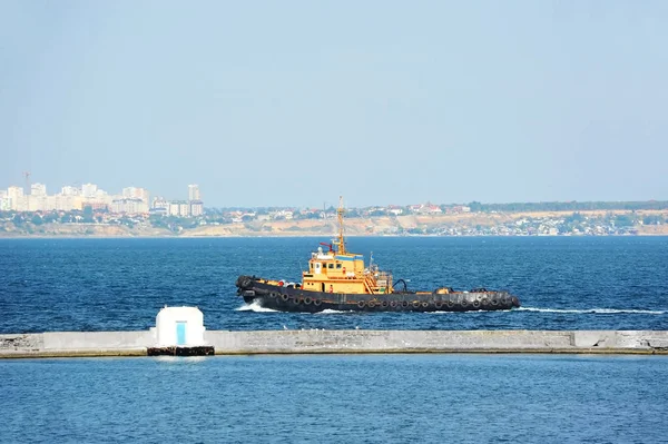 Tugboat in harbor quayside — Stock Photo, Image