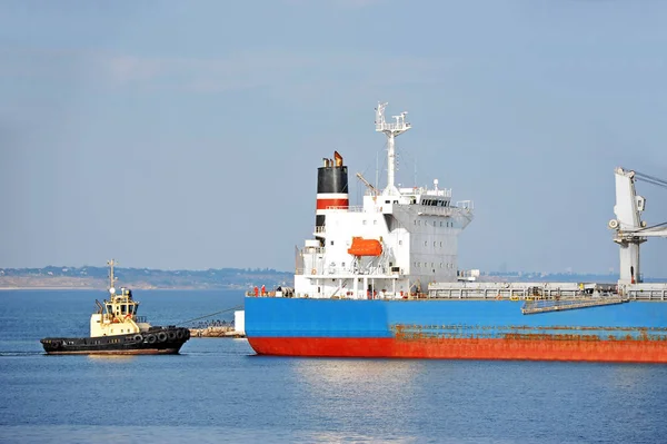 Buque remolcador que ayuda a buques de carga a granel — Foto de Stock