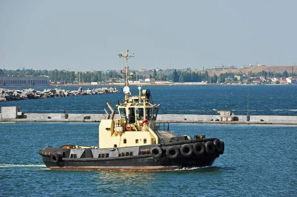 Sleepboot in de kade van de haven — Stockfoto