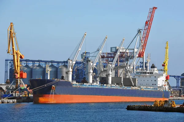 Navio de carga a granel sob guindaste portuário — Fotografia de Stock